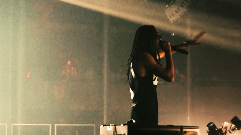 Che performing under light beams and haze, shot by Luca Barbieri (lucabrbi)